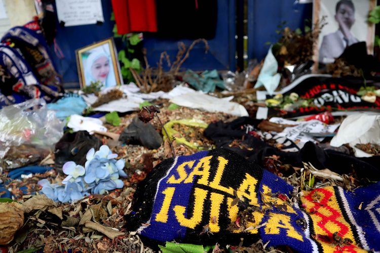 Salah satu atribut yang tersisa pasca 4 bulan terjadinya Tragedi Kanjuruhan di depån gate 12 Stadion Kanjuruhan Kepanjen, Kabupaten Malang, Rabu (1/2/2023) siang. Artikel ini berisi ancaman pidana yang menjerat tersangka kericuhan di kantor Arema FC ternyata lebih berat daripada tragedi Kanjuruhan.