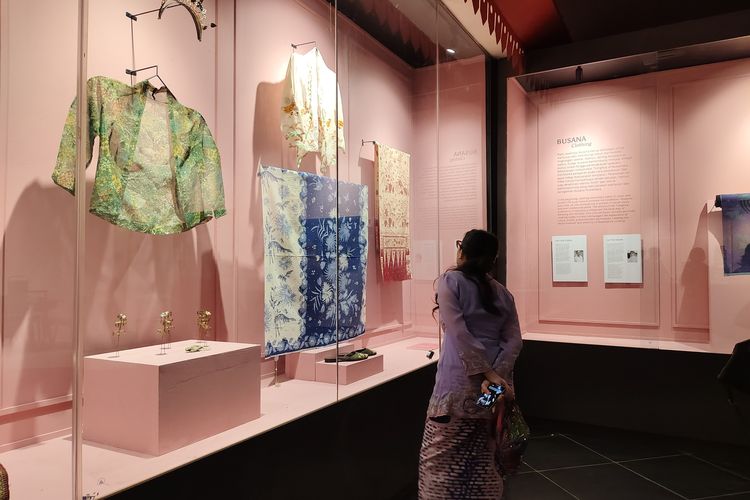 Potret pengunjung sedang melihat Pameran KONGSI: Akulturasi Tionghoa di Nusantara di Museum Nasional Indonesia, Jakarta Pusat, Senin (10/2/2025). 