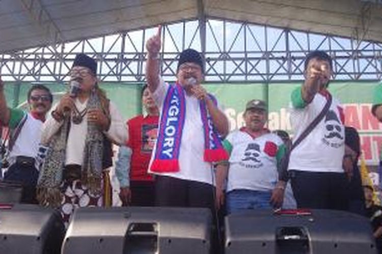 Calon Gubernur Jawa Timur Soekarwo (tengah) saat melakukan kampanye di Kota Malang, Kamis (15/8/2013).