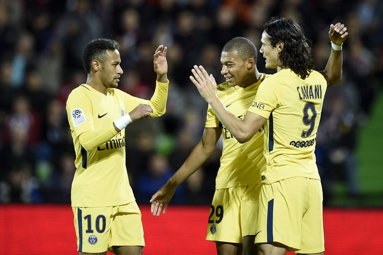 Penyerang Paris Saint-Germain, Neymar (kiri), striker Kylian Mbappe dan Edinson Cavani (kanan), melakukan selebrasi setelah menjebol gawang Metz (FCM) dalam pertandingan Ligue 1 di Saint-Symphorien stadium, Longeville-les-Metz, Jumat (8/9/2017).