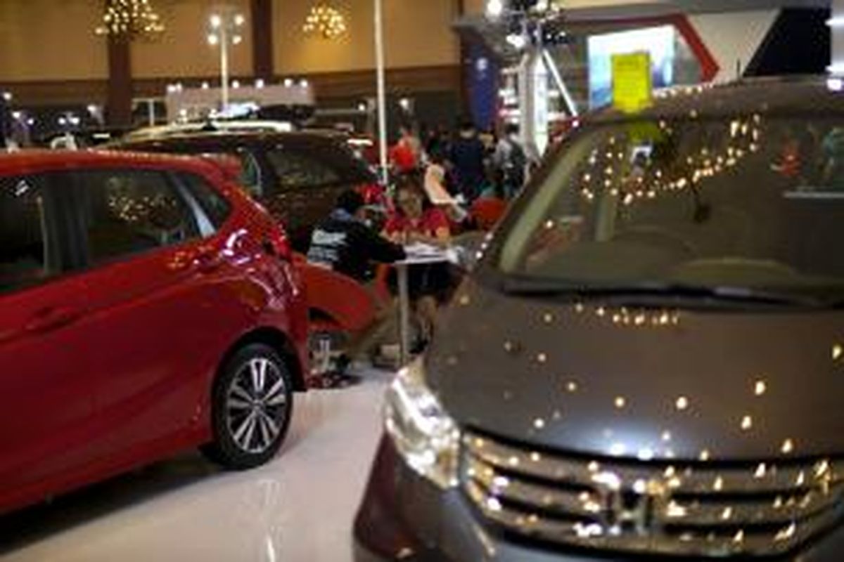 Pameran otomotif lokal Jakarta Auto Show (JAS) 2015 di JCC, Senayan, Jakarta, Rabu (28/10/2015). Meski terjadi perlambatan penjualan mobil, Gaikindo optimis penjualan mobil menyentuh angka 1 juga hingga akhir tahun.