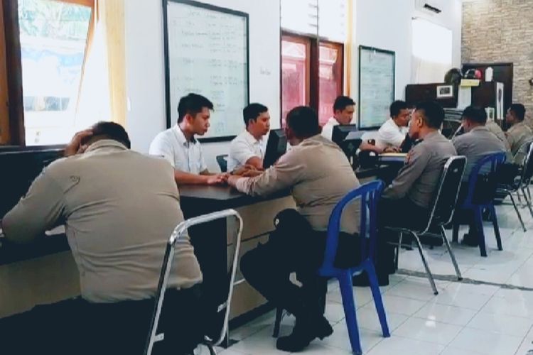 Inilah suasana pemeriksaan 9 tersangka penganiaya Zainal Abidin (29) di Ruang Ditreskrimum Polda NTB, 9 TKS langsung ditahan setelah jalani pemeriksaan, Rabu (25/9/2019).