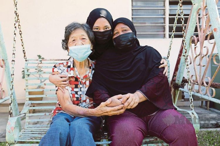 Rohana Abdullah (tengah), berfoto bersama ibu kandungnya Salimah Osman (kanan) dan ibu angkatnya Chee Hoi Lan di Malaysia.