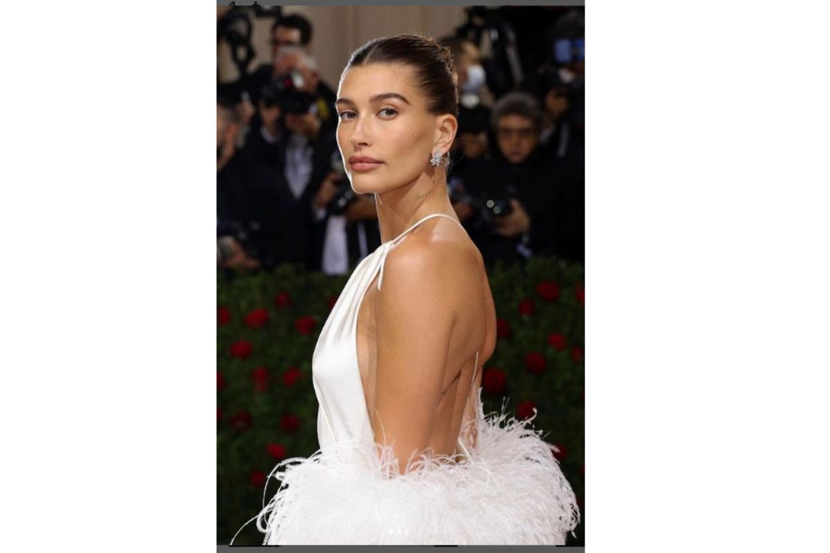 Hailey Bieber saat menghadiri Mt Gala 2022 pada 2 Mei 2022.