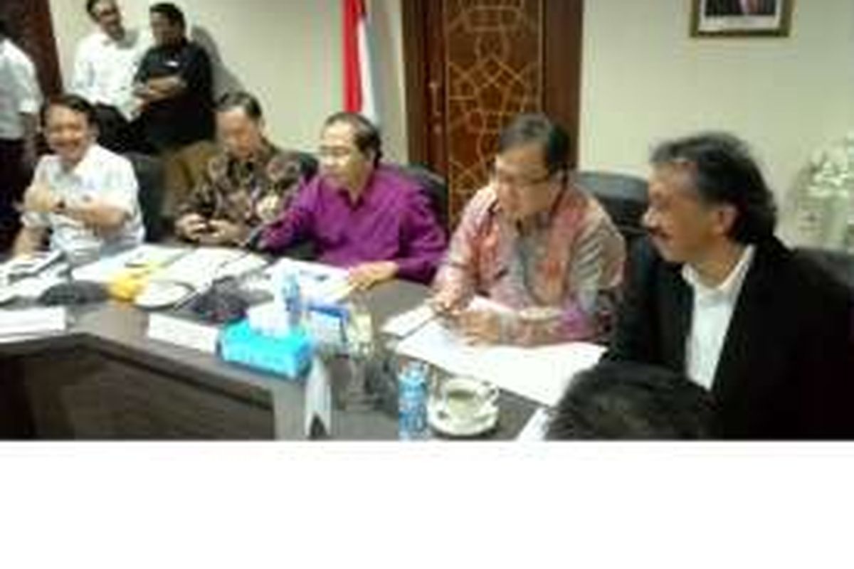 Menteri Koordinator Kemaritiman Rizal Ramli menggelar rapat bersama sejumlah Menteri dan Dirut BUMN tentang progres Program Tol Laut di Jakarta, Senin (30/5/2016).