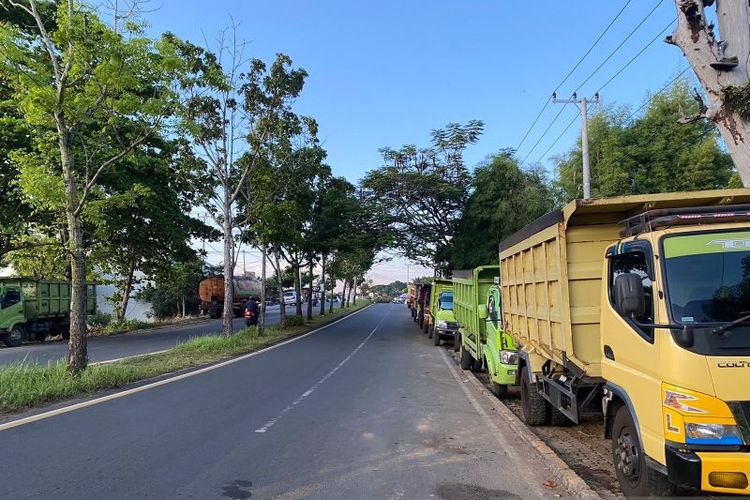 Antrean mobil truk di SPBU Rawa Makmur Kota Bengkulu sebelum pengajuan penangguhan penjualan BBM subsidi jenis biosolar.