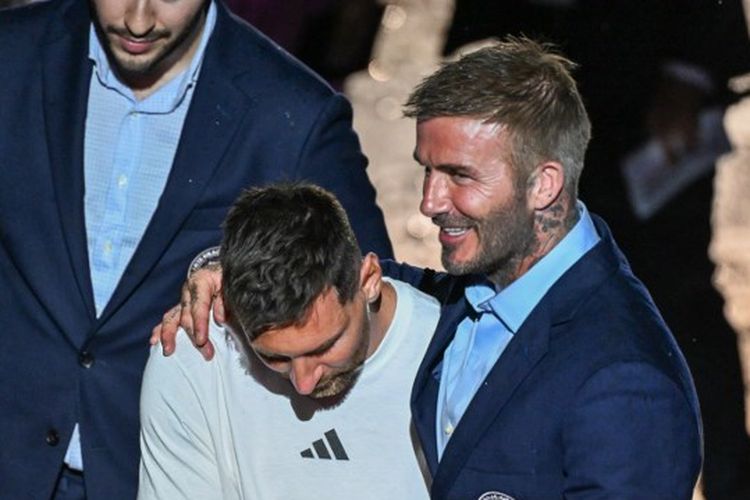 Bintang Argentina, Lionel Messi, tersenyum kepada salah satu pemilik Inter Miami, David Beckham, dalam upacara perkenalan di DRV PNK Stadium pada 16 Juli 2023. Terkini, Beckham mengakui dirinya menangis seusai Messi memutuskan ke Inter Miami.
