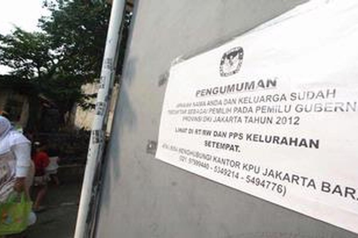 Himbauan untuk mendaftarakan diri sebagai pemilih dalam  pemilu gubernur dan calon gubernur untuk wilayah Sukabumi Selatan dipasang di salah satu gang pemukiman di kawasan tersebut, Kebun Jeruk, Jakarta, Selasa (22/5/2012).  Komisi II DPR meminta agar Komisi Pemilihan Umum DKI cermat melakukan pendataan daftar pemilih dari mereka yang benar-benar mempunyai hak pilih dalam Pilkada DKI. 