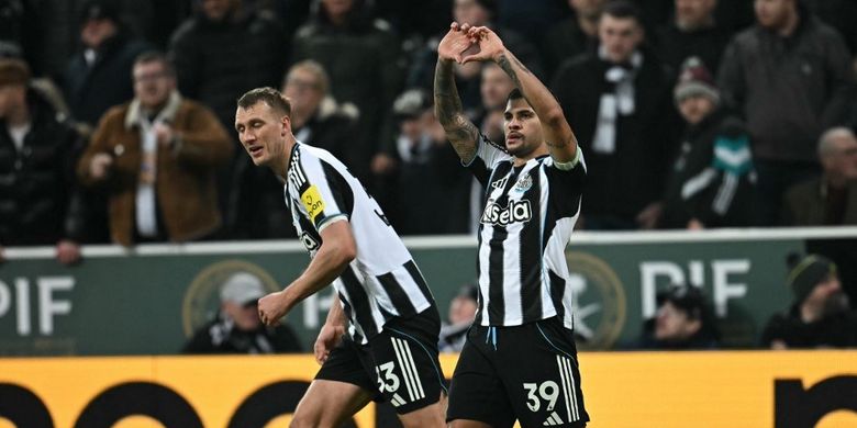 Gelandang Newcastle United Bruno Guimaraes merayakan gol pembuka dalam pertandingan Premier League antara Newcastle United dan Tottenham Hotspur di St James' Park di Newcastle-upon-Tyne, timur laut Inggris pada 2 Desember 2025.