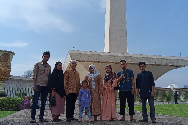 Rombongan Keluarga Asal Makassar Berfoto-foto saat Wisata Pertama Kali ke Monas, Sabtu (18/6/2022)