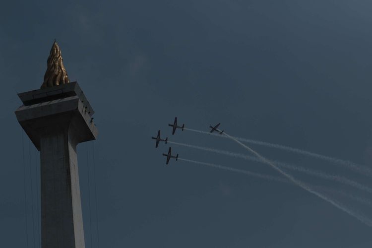Pertunjukan pesawat jupiter dalam HUT TNI ke-79 di Silang Monas pada, Sabtu (5/10/2024).