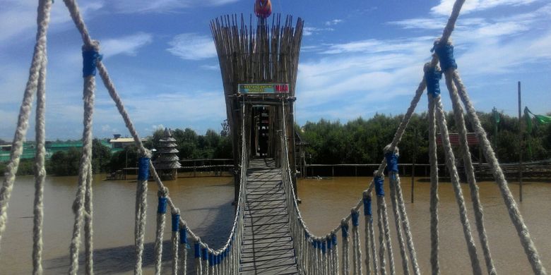 Jembatan ini dibangun di atas anak Sungai Bogowonto, Kulon Progo, DI Yogyakarta yang lebarnya sekitar 80 meter.