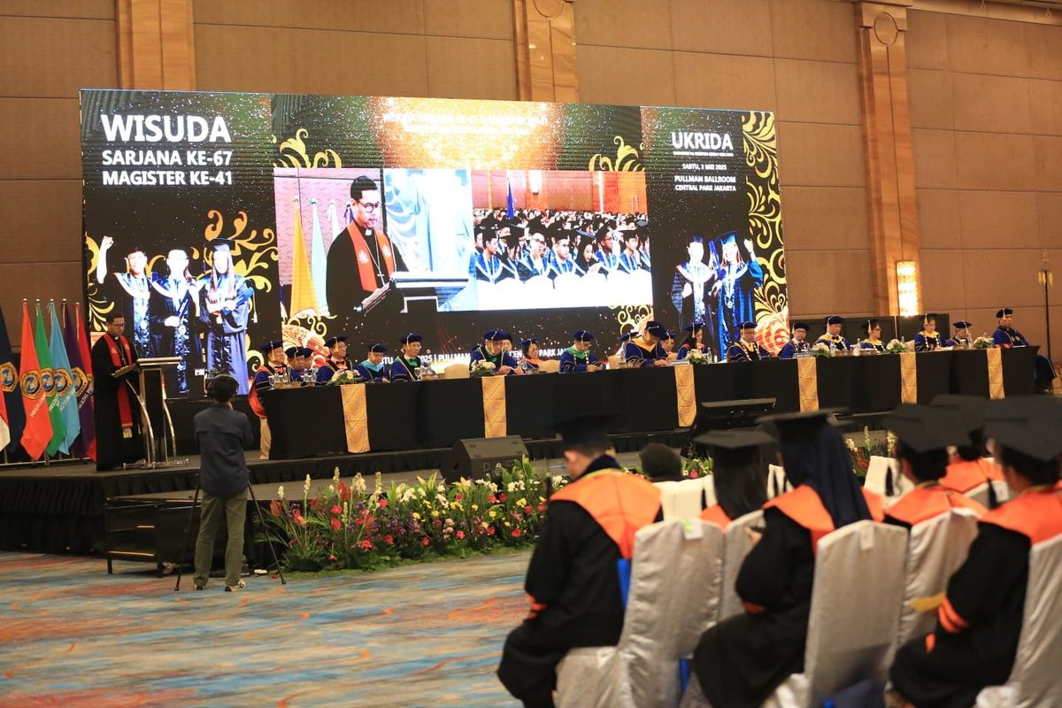 Ukrida menggelar prosesi wisuda yang diikuti 319 lulusan di Jakarta pada 3 Mei 2025. 