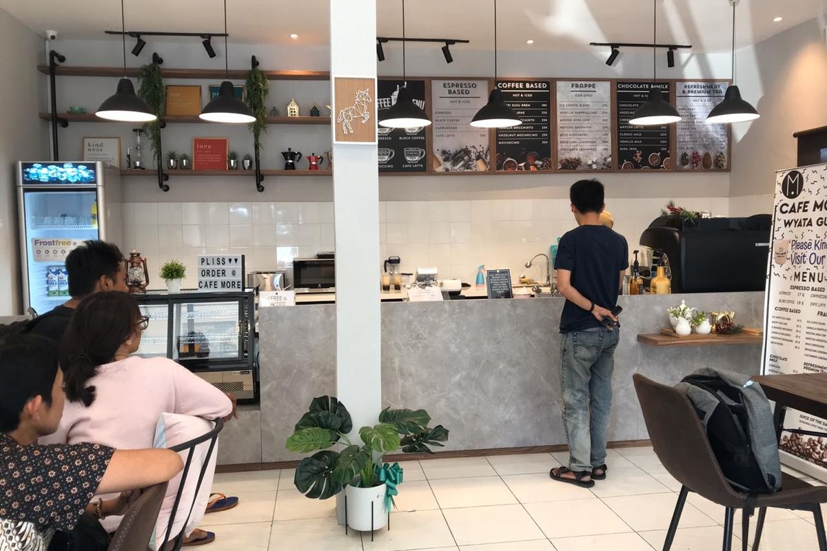 Suasana Cafe More Wyata Guna di Jalan Pajajaran, Kota Bandung. Sejak dibuka, cafe ini selalu penuh bahkan viral di media sosial.