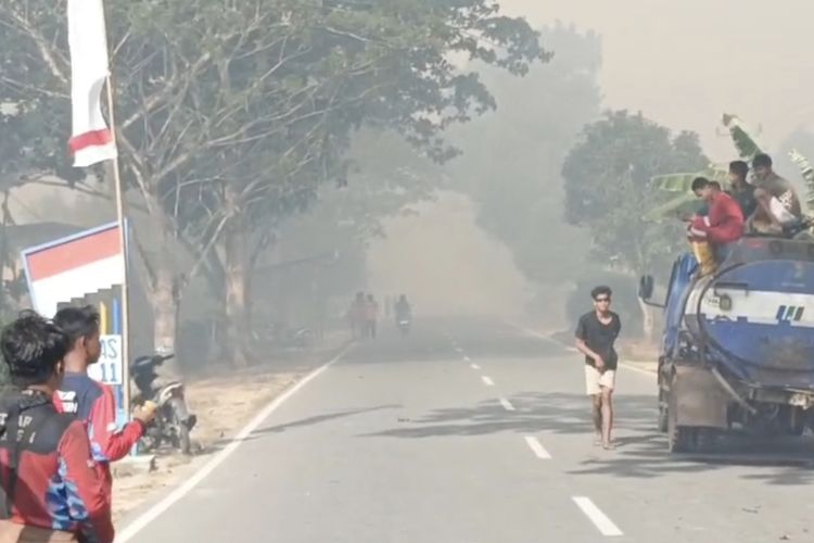 Kebakaran Lahan di Kukar: Asap Sempat Mengepung Rumah, Anak-anak dan Lansia Dievakuasi