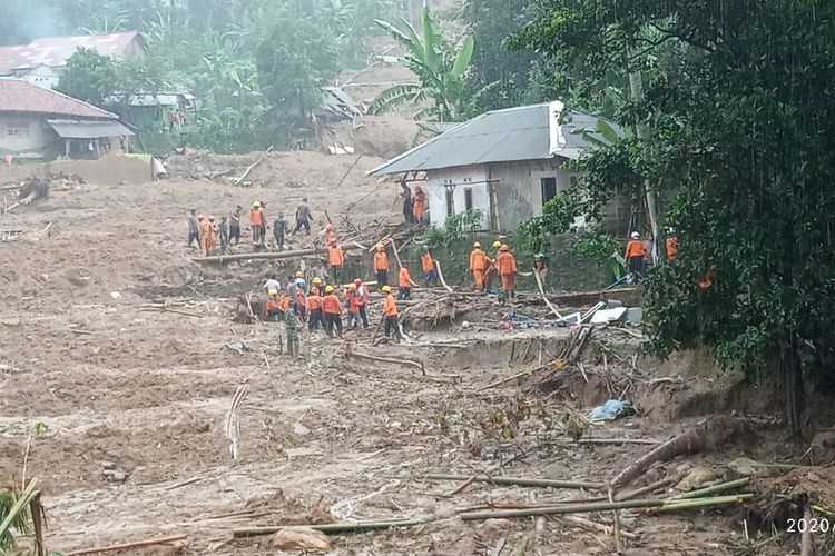 Ratusan tim gabungan Search And Rescue (SAR) masih berjibaku mencari korban yang diduga tertimbun tanah longsor di Kampung Sinar Harapan, Desa Harkat Jaya, Kecamatan Sukajaya, Kabupaten Bogor, Jawa Barat, Senin (7/1/2020).