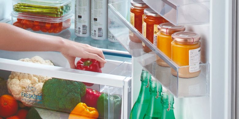 Ilustrasi isi dalam kulkas.