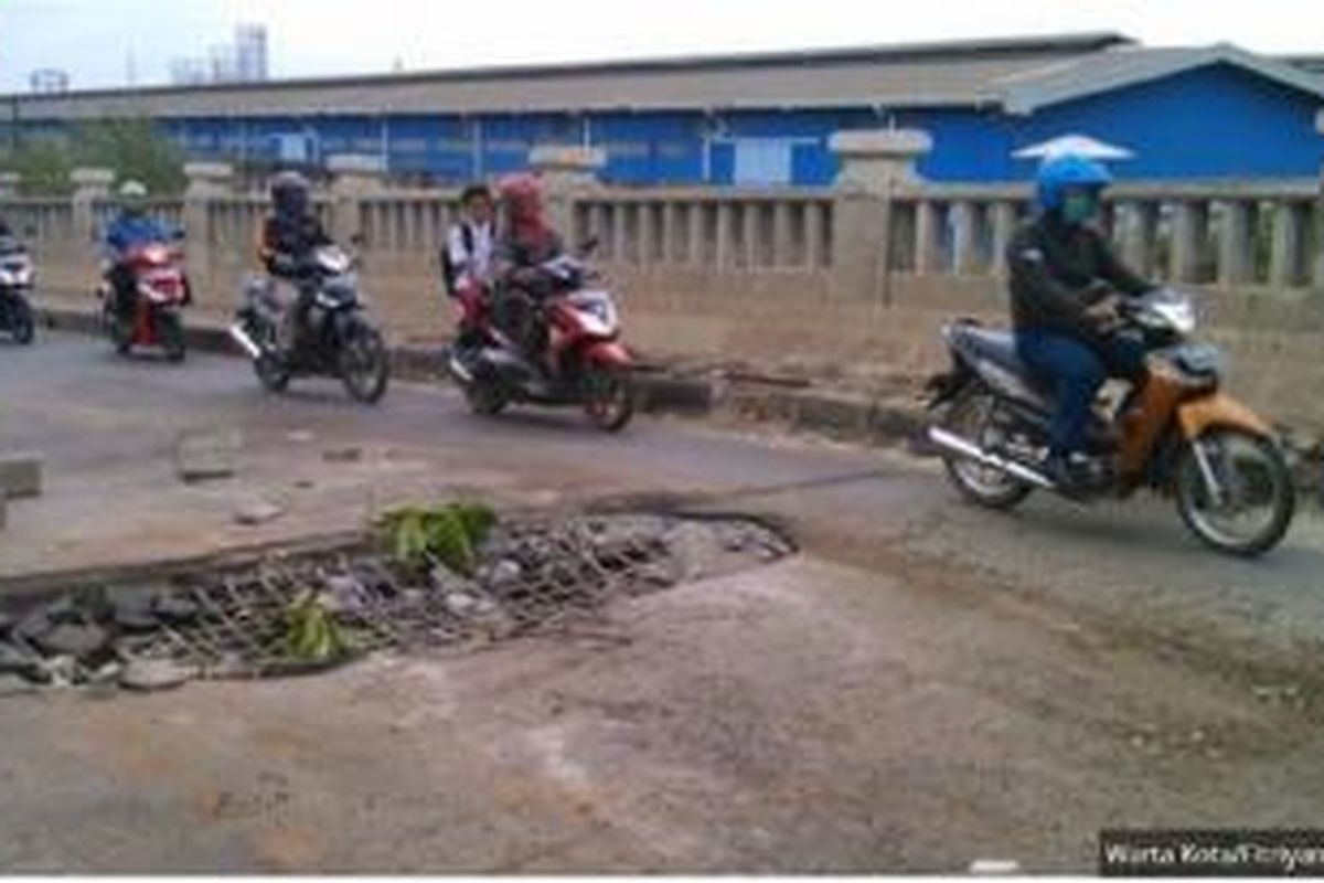 Jembatan Blencongan, Cilincing, Jakarta Utara, terlihat berlubang. Gambar diambil pada Senin (17/11/2014).