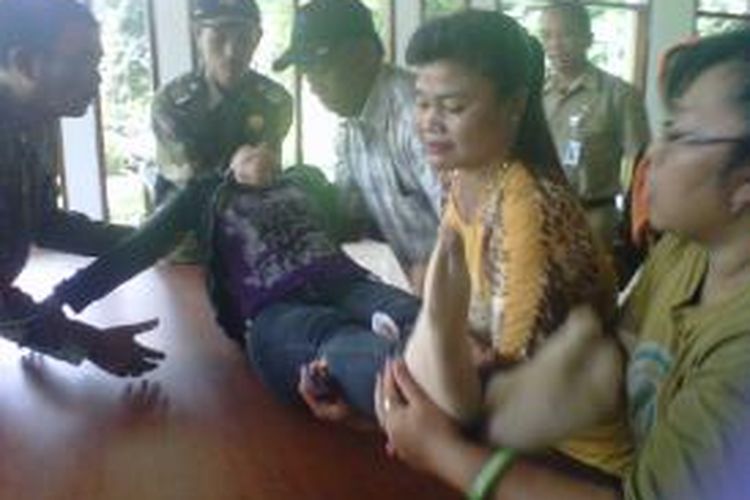 Salah satu peserta aksi penolakan BPJS di kompleks Pemkab Magelang pingsan, Rabu (12/3/2014).