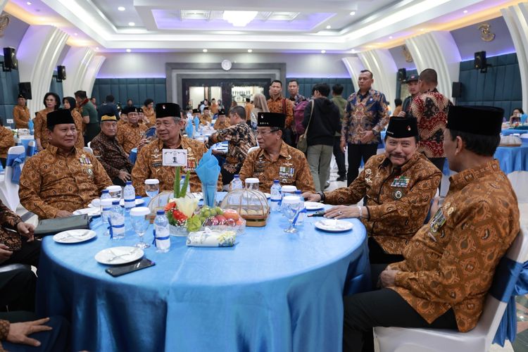 Menteri Pertahanan Prabowo Subianto duduk bersebelahan dengan Presiden ke-6 Jenderal TNI (Purn) Susilo Bambang Yudhoyono (SBY) dalam acara HUT ke-64 Persatuan Purnawirawan dan Warakawuri TNI dan Polri (Pepabri), Selasa (12/9/2023).