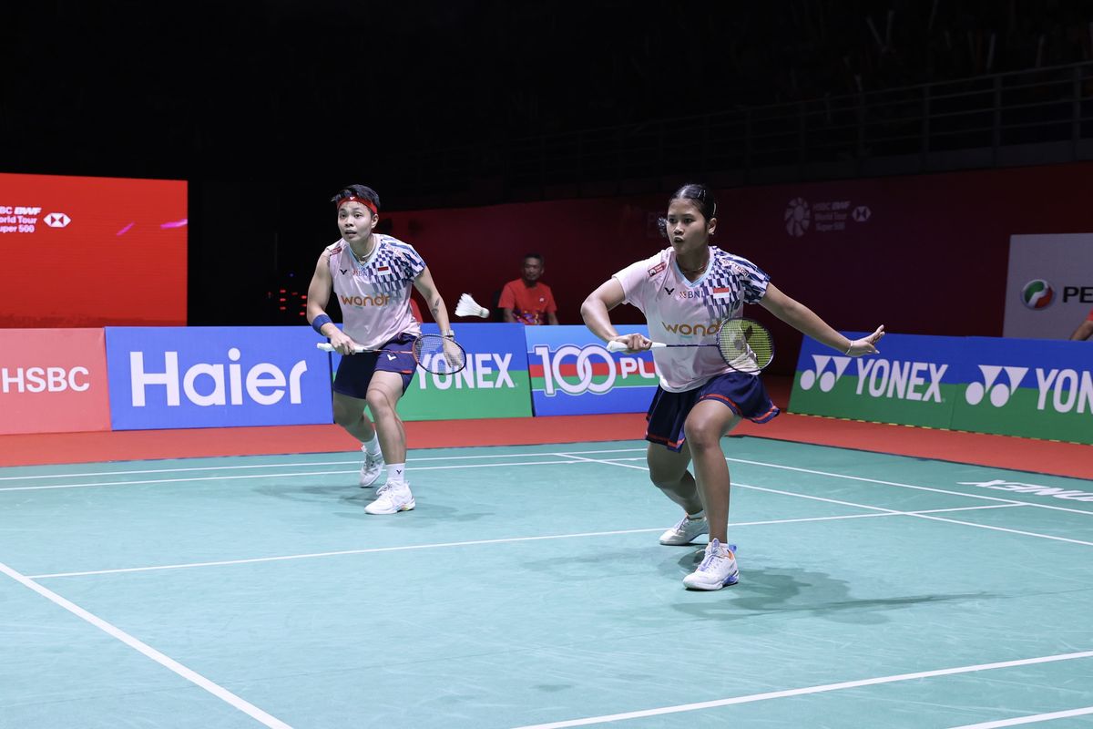 Aksi ganda putri Indonesia, Apriyani Rahayu/Febi Setianingrum, kala berlaga dalam partai semifinal Malaysia Masters 2025 di Axiata Arena, Kuala Lumpur, Sabtu (24/5/2025).