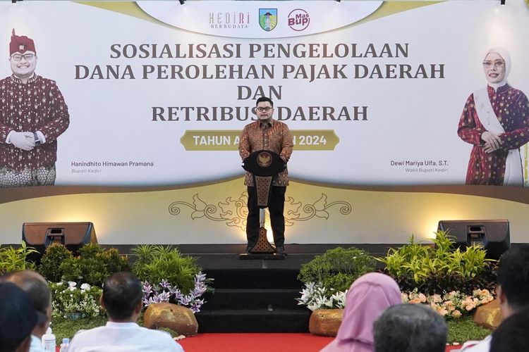 Bupati Kediri Hanindhito Himawan Pramana saat menghadiri acara sosialisasi pengelolaan dana perolehan pajak daerah dan retribusi daerah di Convention Hall, Rabu (5/6/2024).