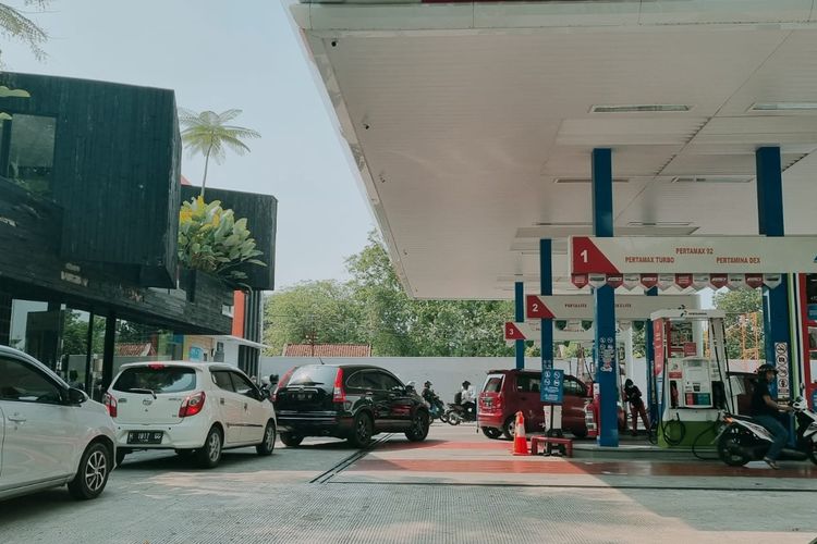 Konsumen mengantri untuk membeli BBM di SPBU Jalan Veteran, Semarang, Sabtu (3/9/2022).