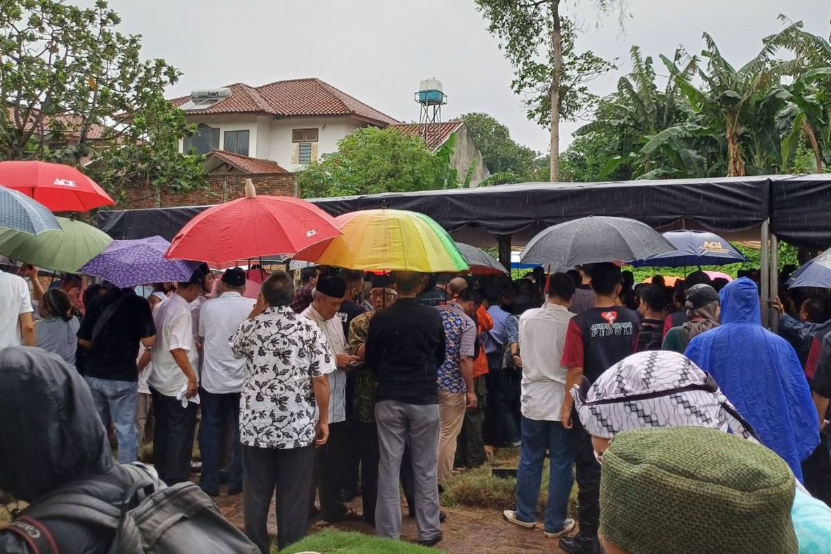 Potret pelayat yang menggunakan payung saat hujan turun dalam prosesi pemakaman Rizal Ramli di tempat pemakaman umum (TPU) Jeruk Purut, Jakarta Selatan, Kamis (4/1/2024).