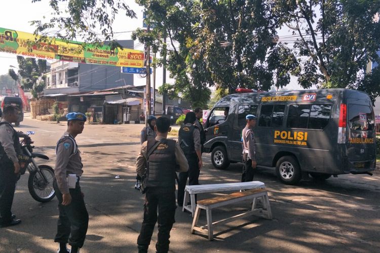 Sebanyak empat unit kendaraan Disaster Victim Identification (DVI) Biddokes Polda Metro Jaya memasuki  Markas Korps Brimob Kelapa Dua, Depok, Rabu (9/5/2018).