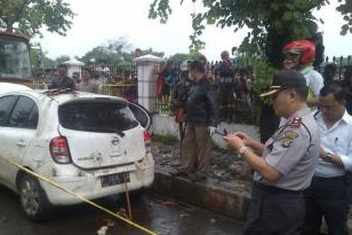 Sesosok mayat ditemukan di bagasi Nissan March depan TPU Pondok Kelapa, Jalan Raya Pondok Kopi Ujung, Pondokkopi, Durensawit, Jakarta Timur, Selasa (28/1/2014) pagi. 