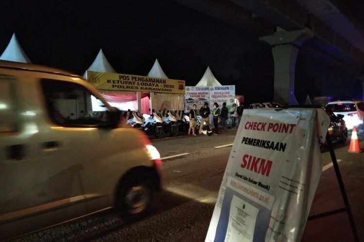 Pemeriksaan SIKM di kilometer 47 tol Jakarta-Cikampek arah menuju DKI Jakarta, Selasa (26/5/2020).