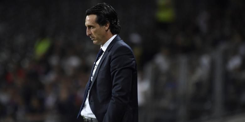 Ekspresi pelatih PSG, Unai Emery, saat laga Ligue 1 kontra Toulouse di Stadion Municipal, pada Jumat (23/9/2016) waktu setempat.