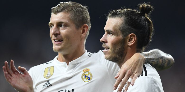 Penyerang asal Wales milik Real Madrid, Gareth Bale (kanan), merayakan gol kedua timnya bersama gelandang asal Jerman, Toni Kroos, dalam pertandingan sepak bola Grup G Liga Champions UEFA antara Real Madrid CF dan AS Roma di Stadion Santiago Bernabeu, Madrid, pada 19 September 2018. (Foto oleh GABRIEL BOUYS / AFP)