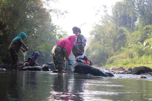 Kemarau, Warga di Cianjur Terpaksa MCK di Sungai 