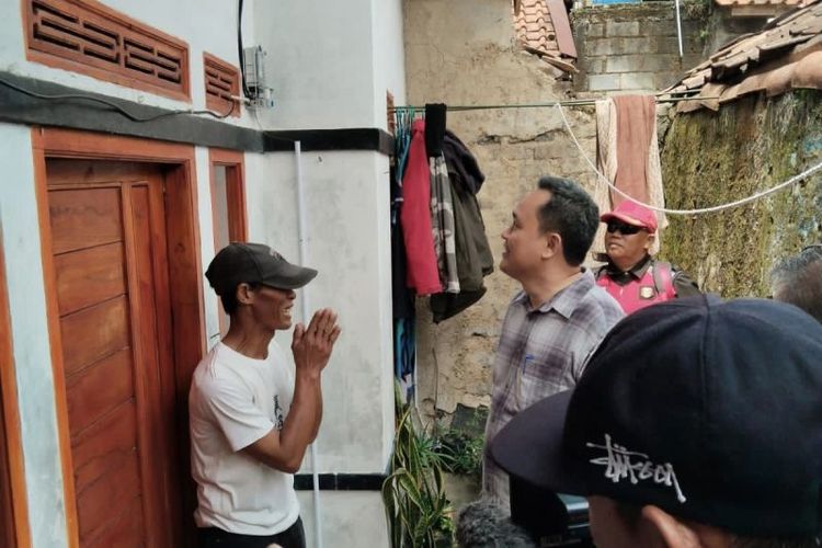 Salah seorang warga yang menerima sambungan listrik gratis oleh Pemerintah Kabupaten Bandung di Kecamatan Ciwidey, Kabupaten Bandung, Jawa Barat, Kamis (30/11/2023).  
