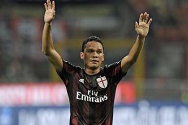 Striker AC Milan, Carlos Bacca, seusai memenangi laga versus Empoli di San Siro, Sabtu (29/8/2015). 