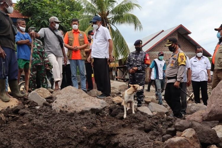 Kepala BNPB Doni Mordano meninjau lokasi pencarian korban bencana alam di Provinsi Nusa Tenggara Timur, Kamis, 8 April 2021