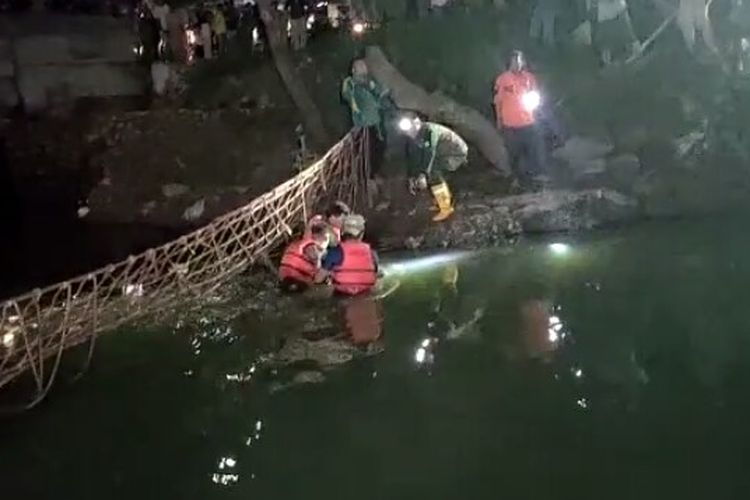 Tim rescue ganungan Satpol PP, Damkar dan BPBD Tangsel menemukan Nazar (13), satu korban lain yang hanyut terseret arus saat berenang di kali Perumahan Pondok Maharta, Pondok Kacang Timur, Pondok Aren, Kota Tangerang Selatan. Korban ditemukan tewas tak jauh dari lokasi rekannya, Desta (12) dialiran kali Graya Raya, Kota Tangerang, Rabu (26/2/2020).