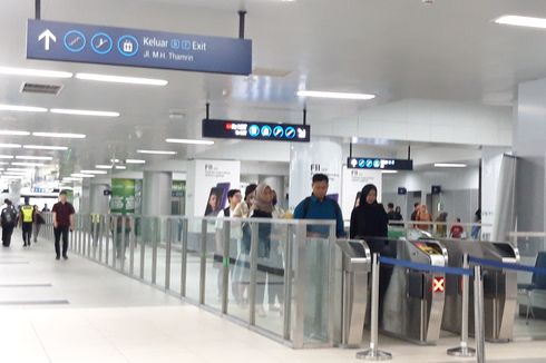 Suasana Stasiun MRT Bundaran HI pada Hari Pertama Kerja Usai Libur Lebaran