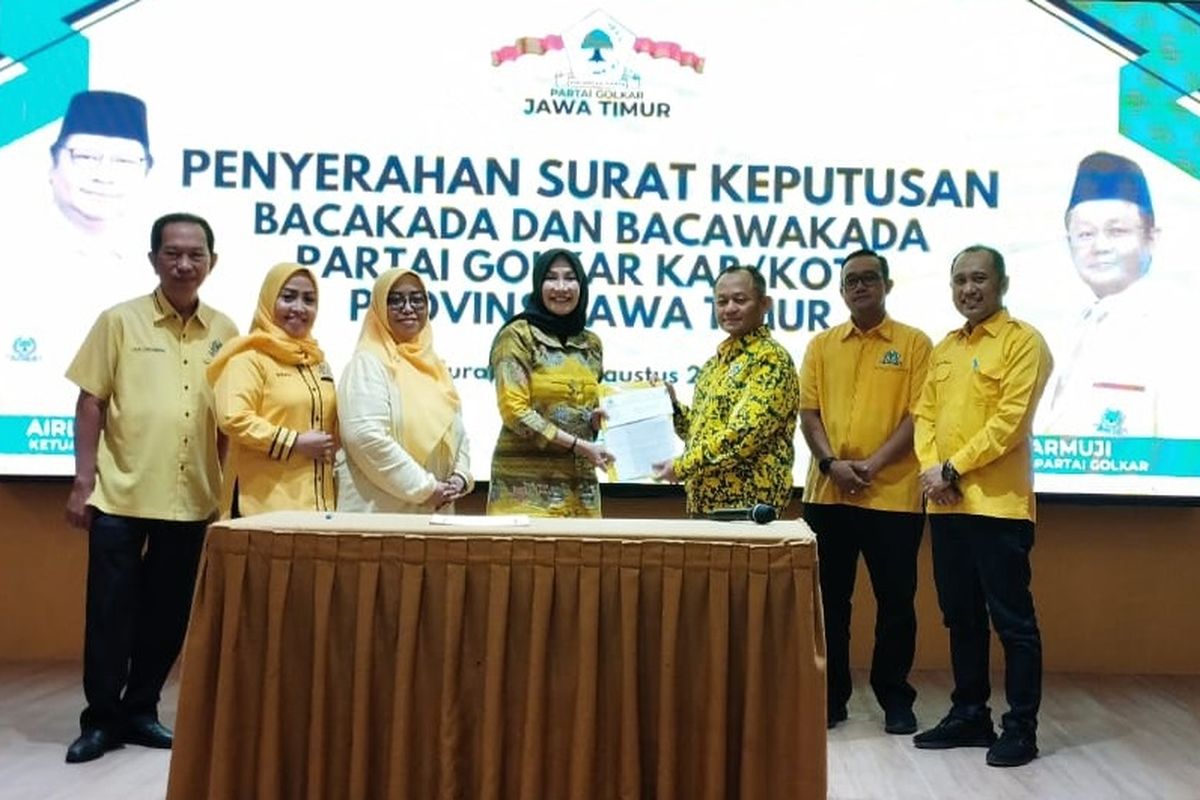 Pasangan Ita Triwibawati dan Zuli Rantauwati atau Bunda Ita-Mbak Yuli saat menerima surat keputusan rekomendasi dari Partai Golkar di Kantor DPD Partai Golkar Jawa Timur, Minggu (4/8/2024) malam. 
