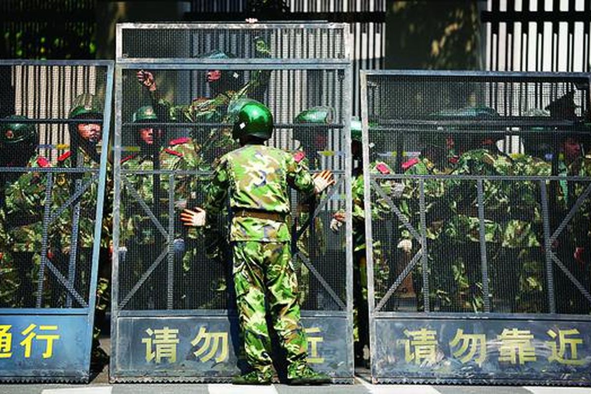 Polisi paramiliter menyusun pagar baja di depan Konsulat Jenderal Jepang di Shanghai, China, Rabu (19/9). Kondisi China berangsur normal setelah protes anti-Jepang terkait pendudukan Jepang di masa perang dan pembelian pulau sengketa oleh Pemerintah Jepang meluas sepekan terakhir.