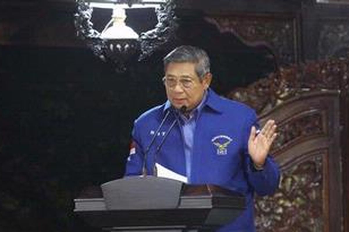 Ketua Majelis Tinggi Partai Demokrat, Susilo Bambang Yudhoyono membacakan Pakta Integritas di hadapan 33 Ketua DPD Partai Demokrat untuk didatangani di Cikeas, Bogor, Jawa Barat, Minggu (10/2/2013). Pakta Integritas ini berlaku untuk jajaran kader Partai Demokrat dan harus ditandatangani kader dan pejabat utama partai. 