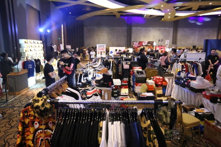 Dari sepatu, tas, baju topi, hingga aksesoris lainnya, dijajakan pada acara Sneaker Week  di Gandaria City, Jakarta Selatan, Kamis (21/9/2017). Berbagai macam merek seperti Adidas, Nike, Vans, Bathing Ape dan lain-lain dijajakan dalam acara yang  berlangsung hingga 23 September mendatang.