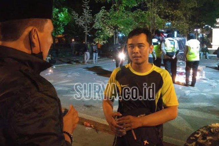 Bimo (23) usai menghadiri aksi keprihatinan Tragedi Kanjuruhan, Selasa (4/10/2022) malam. (Surya.co.id/David Yohanes)