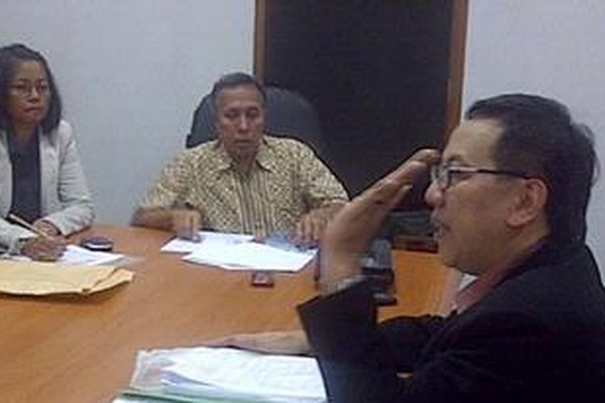 Anggota Komisi Kepolisian Nasional Novel Ali (baju batik) saat mendengar penjelasan penasihat hukum Nenek Manih Agung Mattauch di kantor Kompolnas, Kebayoran Baru, Jakarta Selatan, Kamis (5/1/2012).