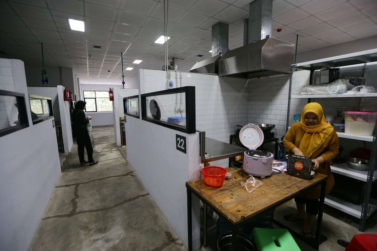 Tenan mempersiapkan makanan di dapur bersama Pointmeal di Tendean, Jakarta Selatan, Minggu (12/2/2023). Dapur virtual Pointmeal bekerjasama dengan PT Pos Properti Indonesia mengoptimalisasi area kantor Pos Mampang Jakarta Selatan untuk usaha makanan dan minuman dalam waktu dekat akan segera membuka layanan makan di tempat.