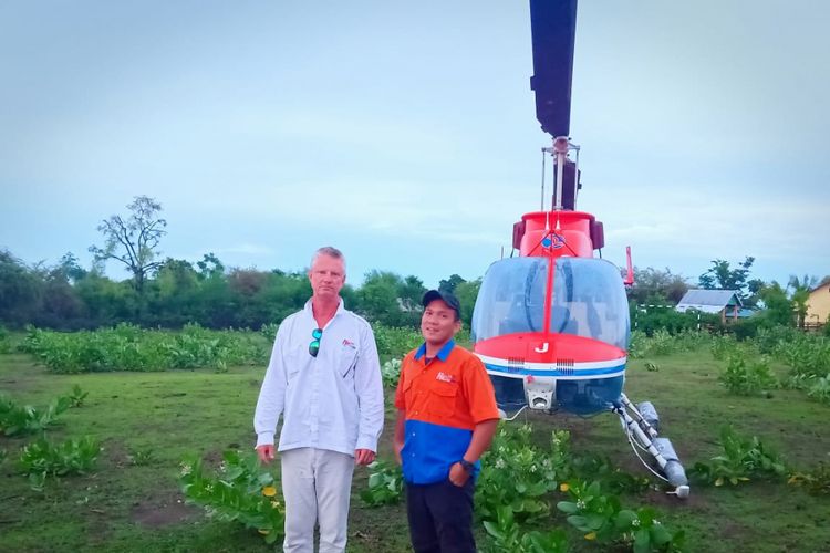 Helikopter yang dipiloti oleh seorang warga Australia, mendarat darurat di Kabupaten Kupang, Nusa Tenggara Timur (NTT), Jumat (14/12/2018)