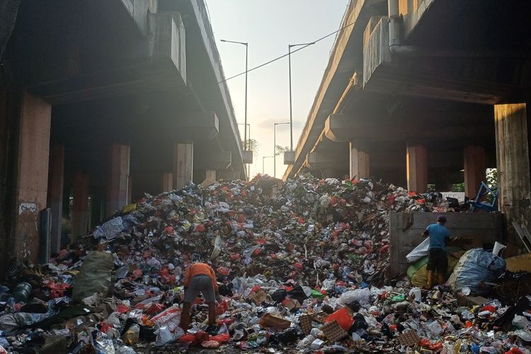 Sampah Menumpuk, DLH DKI Atur Ulang Pengangkutan Sampah Jadi Tiga Shift per Hari