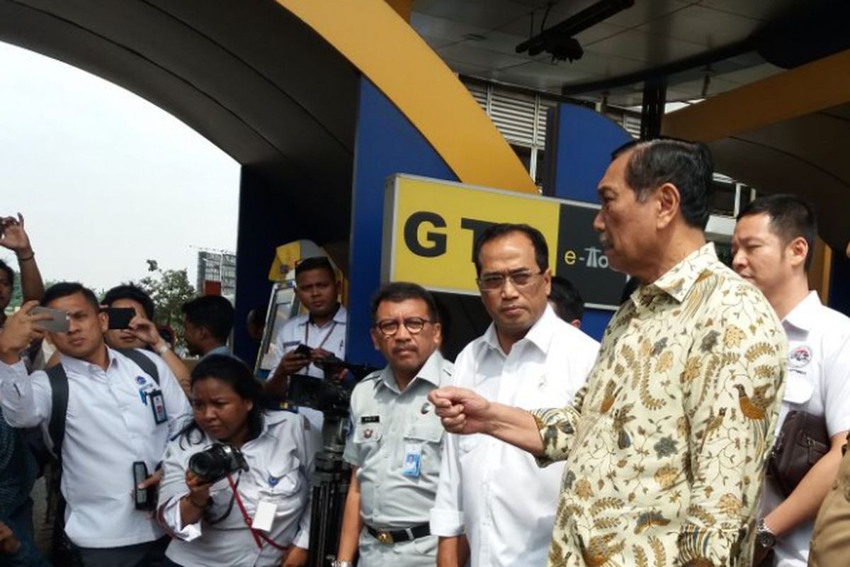 Menteri Koordinator Bidan Kemaritiman Luhut Binsar Pandjaitan bersama Menteri Perhubungan Budi Karya Sumadi melakukan kunjungan kerja ke Bekasi, Jawa Barat, Senin (5/3/2018).