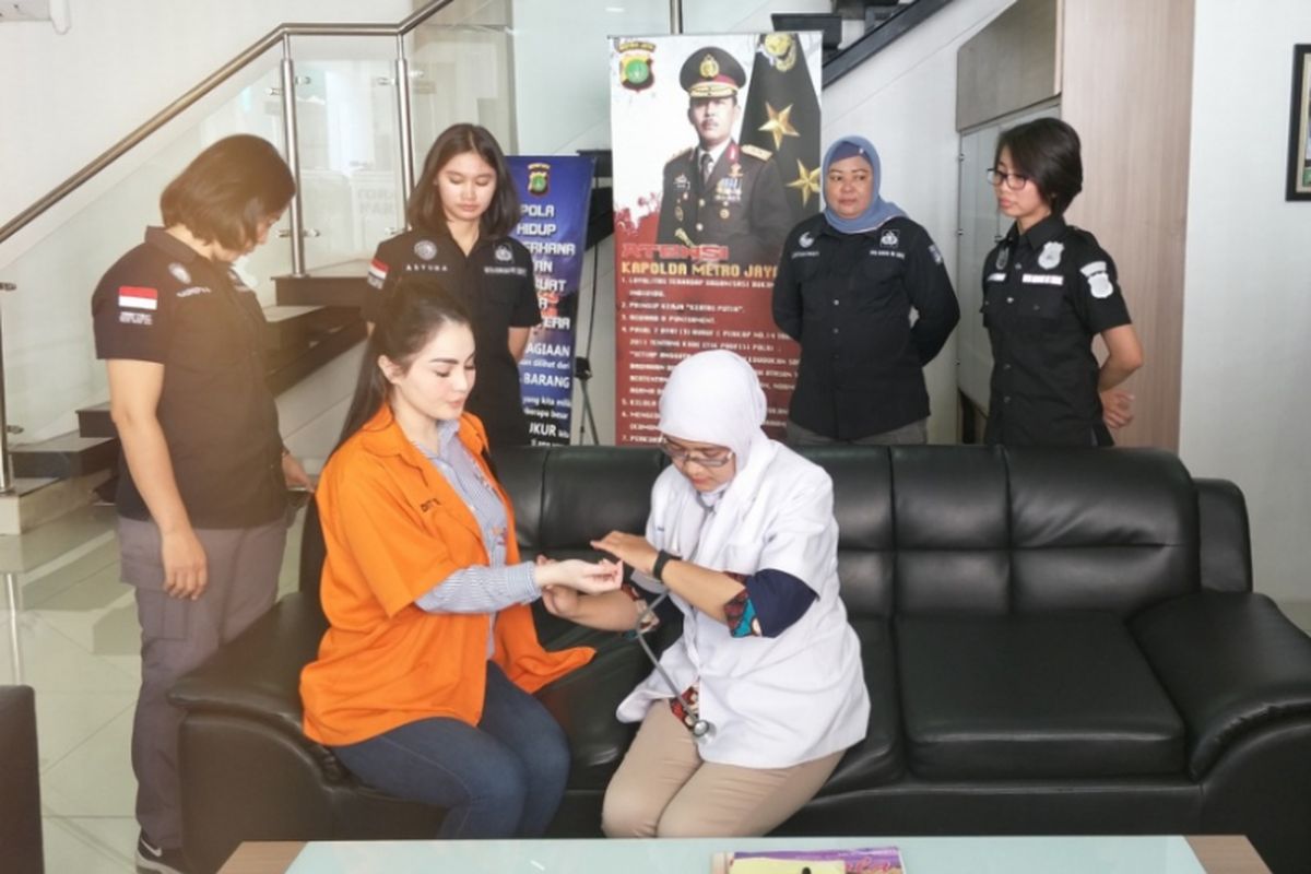 Artis Jennifer Dunn tampak cantik saat menjalani pemeriksaan kesehatan di Direktorat Reserse Narkoba Polda Metro Jaya, Kamis (15/3/2018).